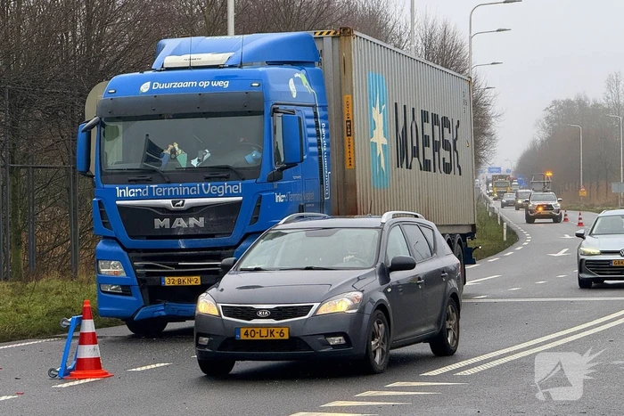 Flinke schade nadat vrachtwagen op voorgangers botst