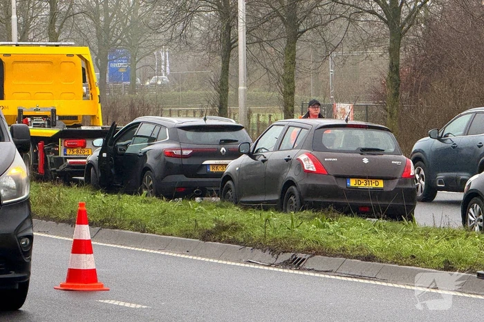 Flinke schade nadat vrachtwagen op voorgangers botst