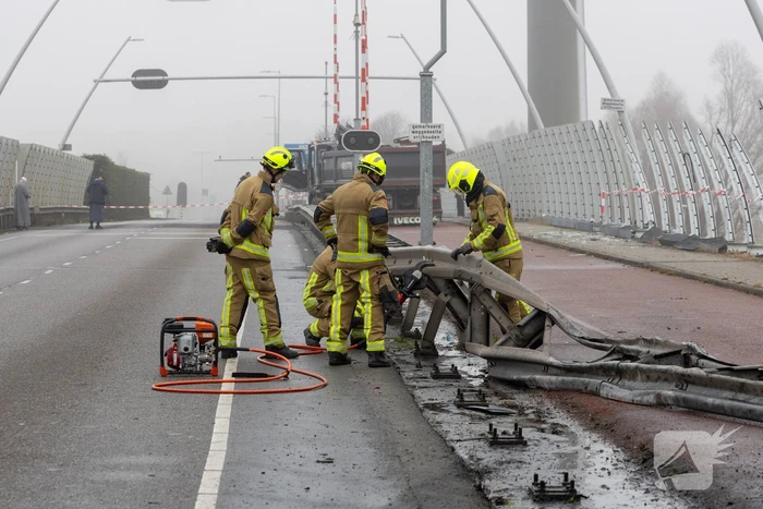 Forse schade na botsing met vrachtwagen