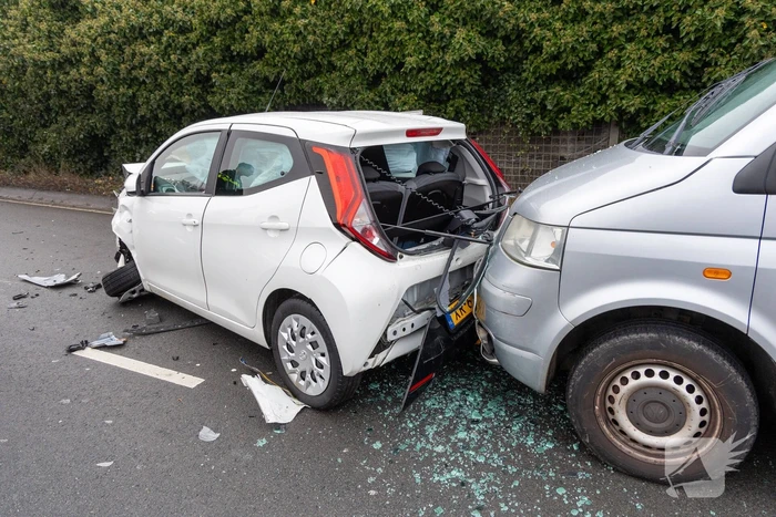 Forse schade na botsing met vrachtwagen