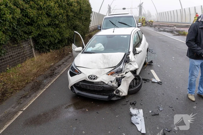 Forse schade na botsing met vrachtwagen