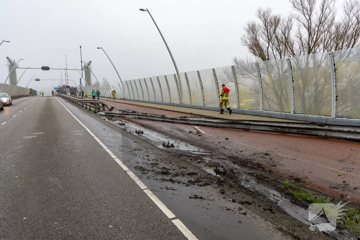 Forse schade na botsing met vrachtwagen