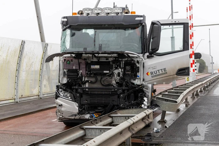 Forse schade na botsing met vrachtwagen