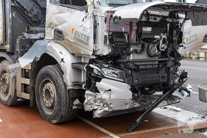 Forse schade na botsing met vrachtwagen