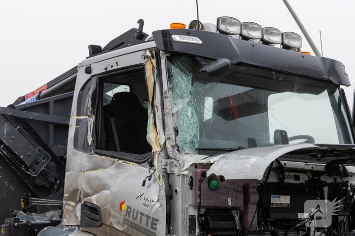 Forse schade na botsing met vrachtwagen