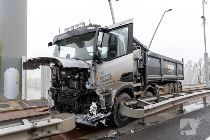 Forse schade na botsing met vrachtwagen