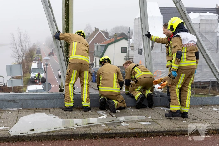 Forse schade na botsing met vrachtwagen
