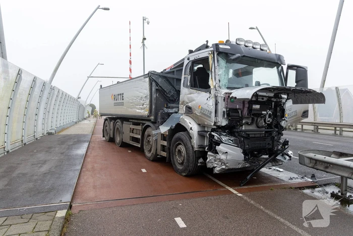 Forse schade na botsing met vrachtwagen