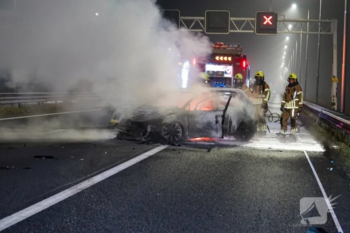 Auto var vlam na aanrijding