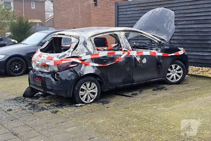 Politie zoekt getuigen na autobrand