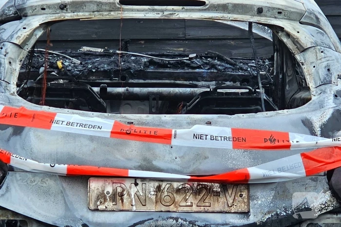 Politie zoekt getuigen na autobrand
