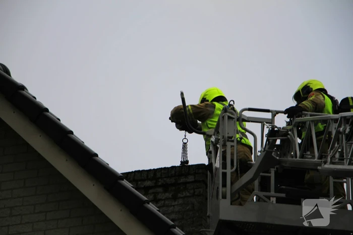 Brandweer haalt drie katten uit woning bij schoorsteenbrand