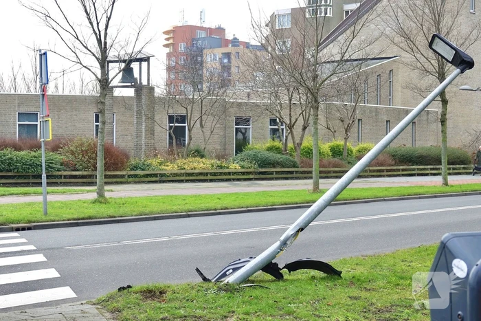 Bestuurder rijdt lantaarnpaal uit de grond
