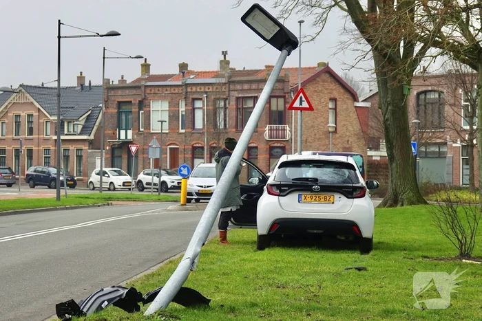 Bestuurder rijdt lantaarnpaal uit de grond