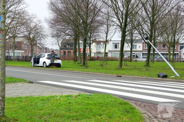 Bestuurder rijdt lantaarnpaal uit de grond