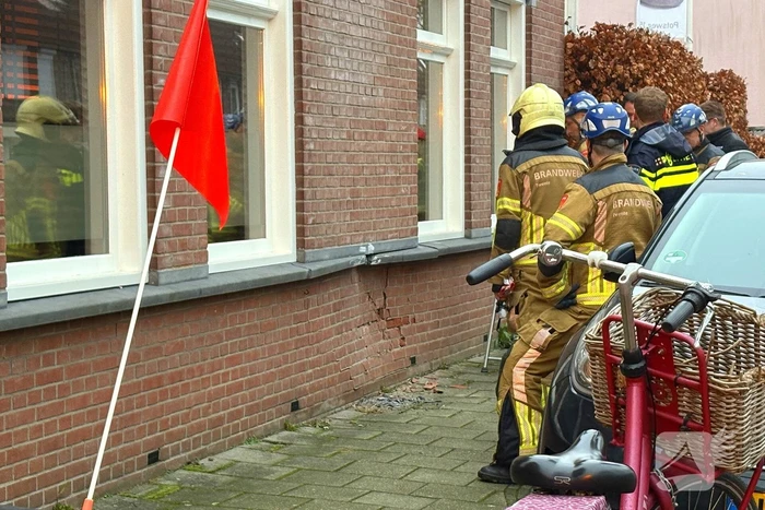 Automobilist rijdt tegen geparkeerde auto en woning aan