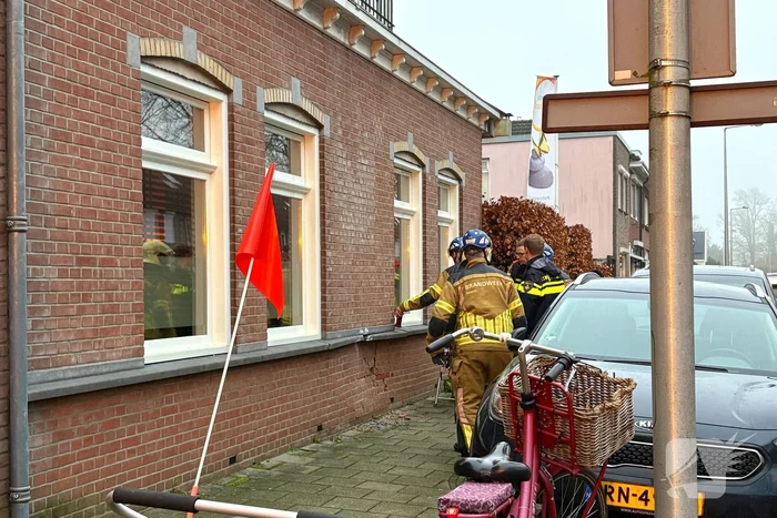 Automobilist rijdt tegen geparkeerde auto en woning aan