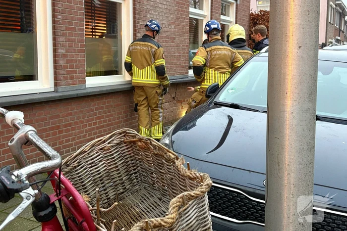 Automobilist rijdt tegen geparkeerde auto en woning aan