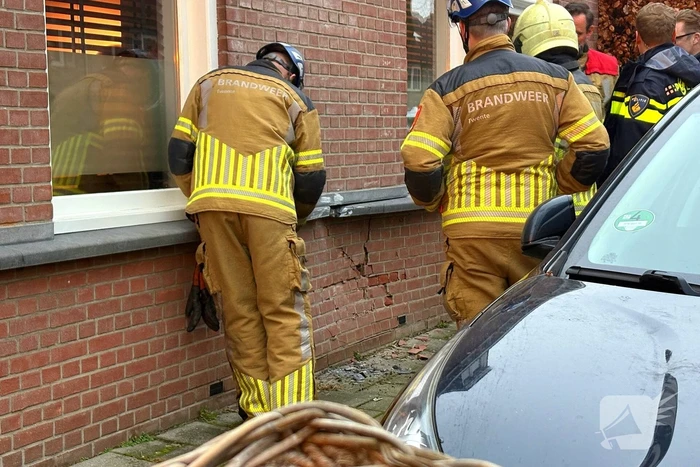 Automobilist rijdt tegen geparkeerde auto en woning aan