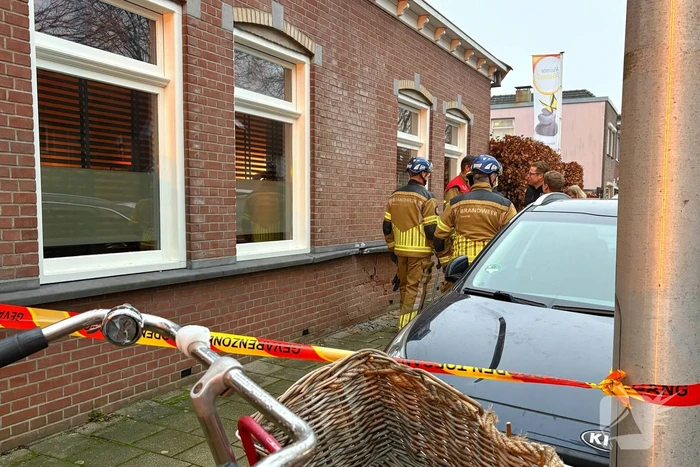 Automobilist rijdt tegen geparkeerde auto en woning aan