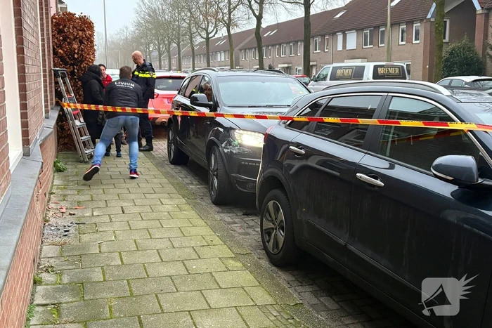 Automobilist rijdt tegen geparkeerde auto en woning aan