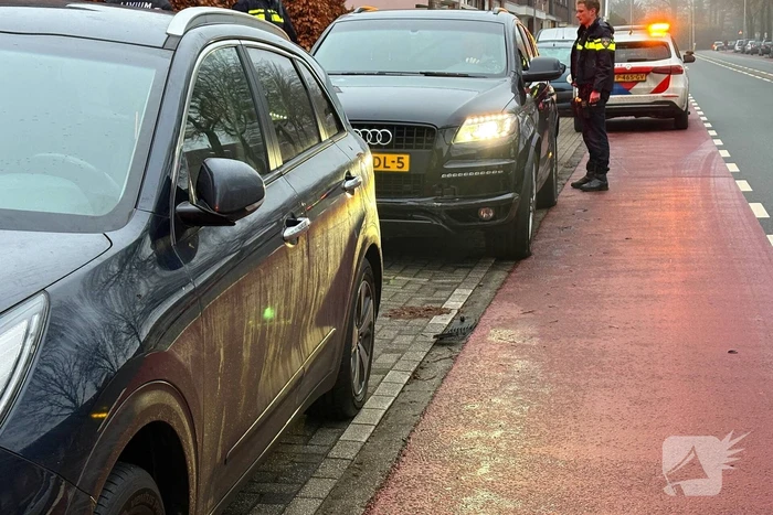 Automobilist rijdt tegen geparkeerde auto en woning aan