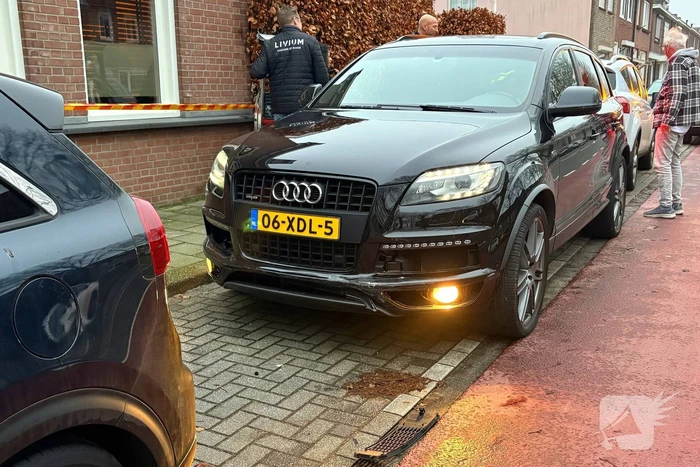 Automobilist rijdt tegen geparkeerde auto en woning aan