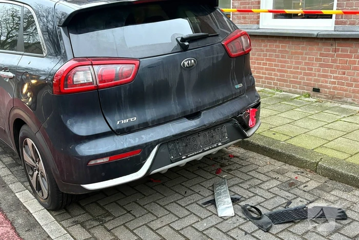 Automobilist rijdt tegen geparkeerde auto en woning aan