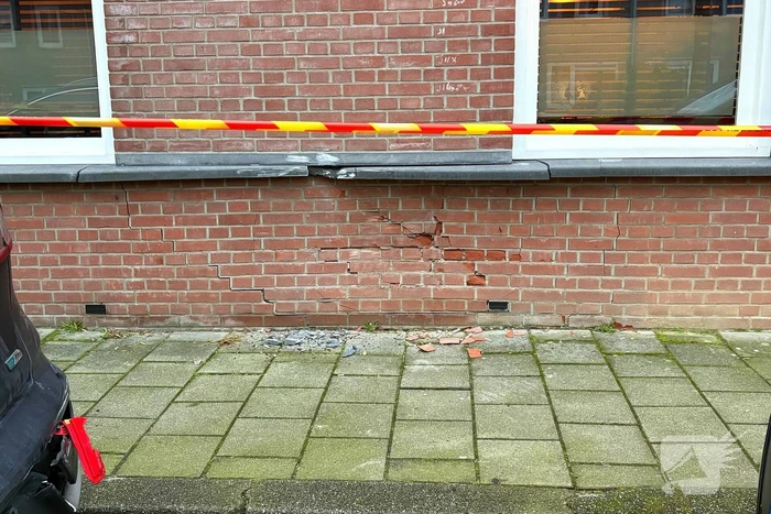Automobilist rijdt tegen geparkeerde auto en woning aan