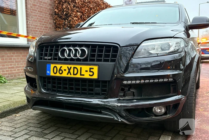 Automobilist rijdt tegen geparkeerde auto en woning aan