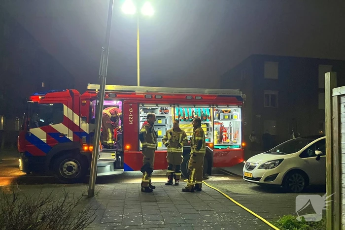 Container tegen schuur vliegt in brand