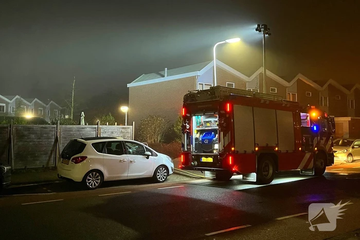 Container tegen schuur vliegt in brand