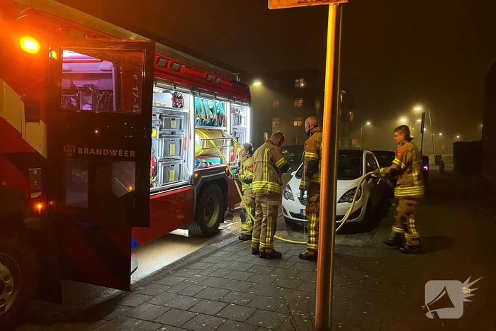 Container tegen schuur vliegt in brand