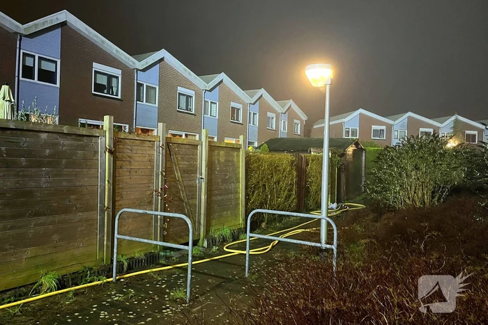 Container tegen schuur vliegt in brand