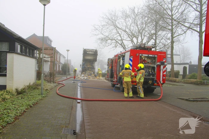 Vuilnis vat vlam in vuilniswagen