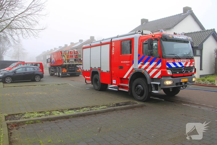Vuilnis vat vlam in vuilniswagen