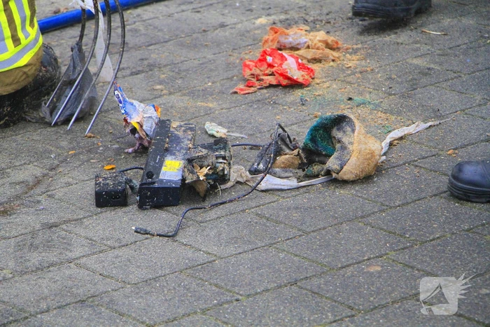 Vuilnis vat vlam in vuilniswagen