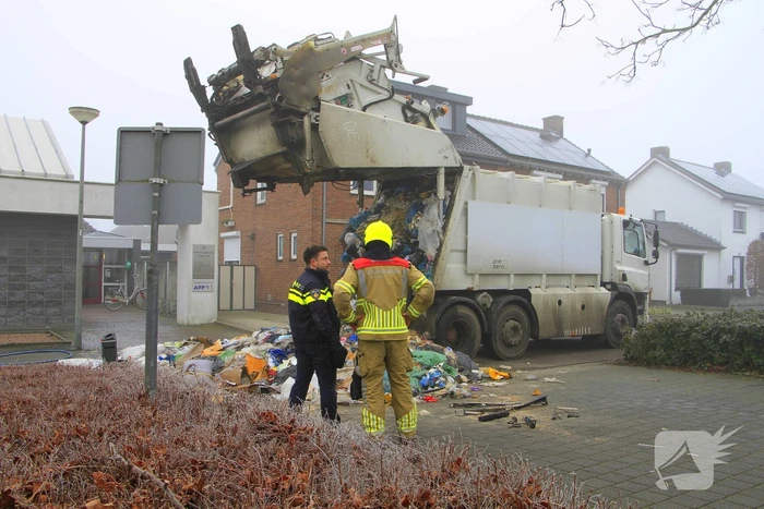 Vuilnis vat vlam in vuilniswagen