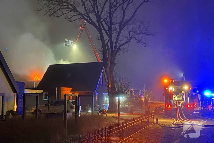 Brandweer groots ingezet voor woningbrand
