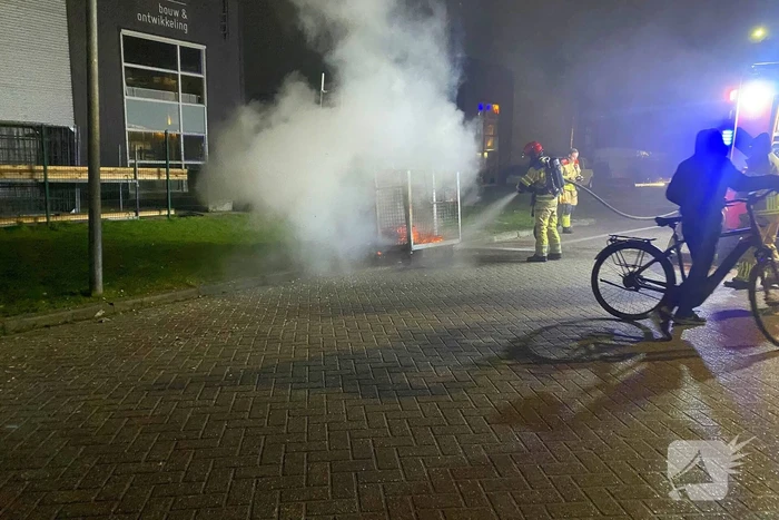 Brandweer blust brand in container