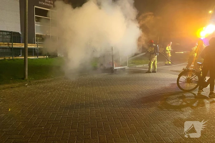 Brandweer blust brand in container