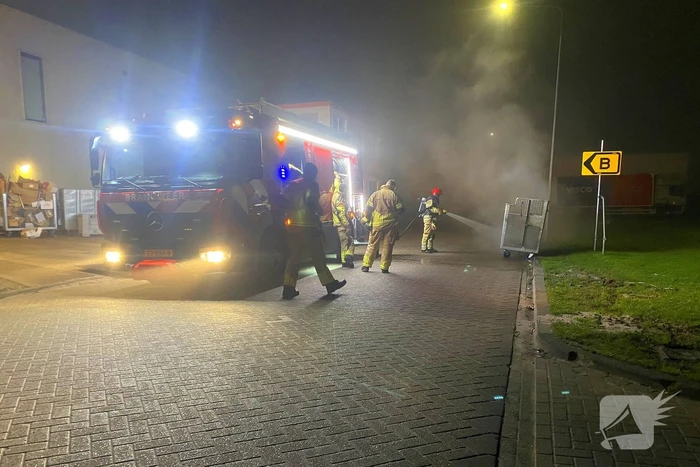Brandweer blust brand in container