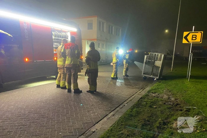 Brandweer blust brand in container