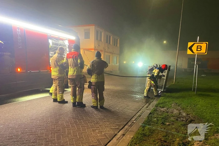Brandweer blust brand in container