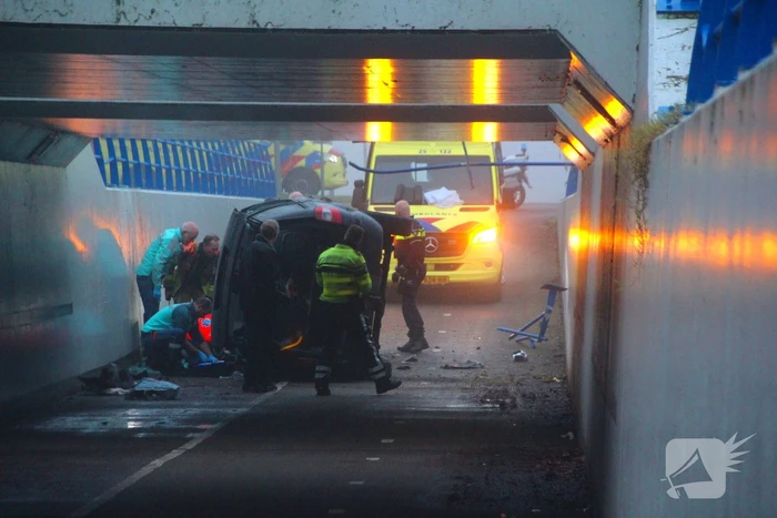 Auto valt van viaduct af en belandt op fietspad