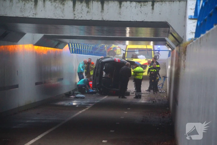 Auto valt van viaduct af en belandt op fietspad