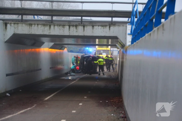 Auto valt van viaduct af en belandt op fietspad