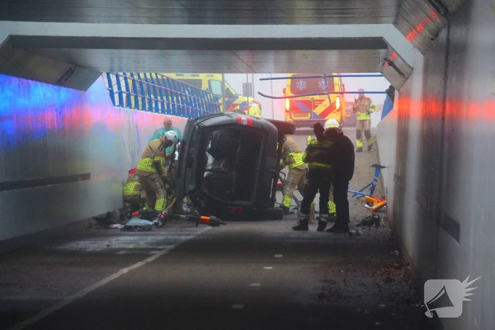 Auto valt van viaduct af en belandt op fietspad
