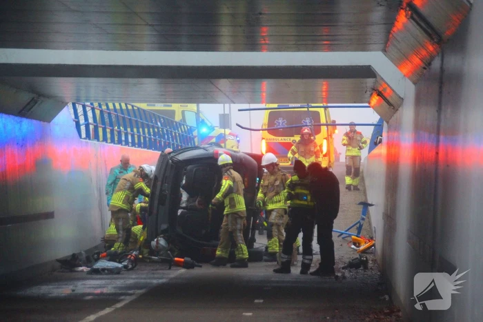 Auto valt van viaduct af en belandt op fietspad
