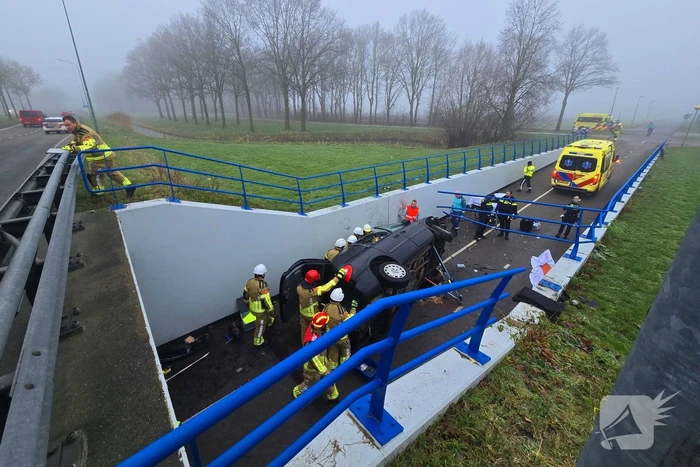 Auto valt van viaduct af en belandt op fietspad